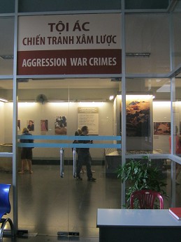 Das
                                      Kriegsmuseum von Vietnam in Saigon
                                      (Ho Chi Minh City) - der Eingang
                                      zur Abteilung mit den
                                      Kriegsverbrechen