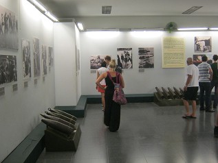 Die Fotogalerie mit
                                      Fotos �ber die Kriegsverbrechen
                                      der kriminellen NATO in Vietnam,
                                      zwei W�nde