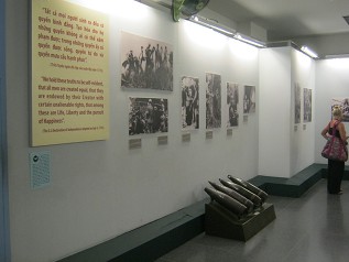 Die Fotogalerie
                                      mit Fotos �ber die
                                      Kriegsverbrechen der kriminellen
                                      NATO in Vietnam, die erste Wand