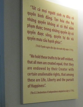 Auszug aus der
                              Unabh�ngigkeitserkl�rung der
                              "USA", Text "Alle Menschen
                              sind gleich"