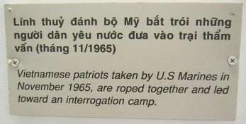 Kriminelle NATO-Soldaten spielen mit
                            Vietnamesen R�uber und Poli und f�hren sie
                            an Seilen am Hals ab, November 1965, Text