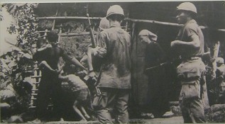 Dorfeinkreisungen und
                              Terror gegen Dorfbewohner war der normale
                              NATO-Alltag in Vietnam, hier eine
                              Dorfeinkreisung Ende 1969: Eine
                              Truppeneinheit der Kompanie 5 vom 5.
                              Battallion des 46. Infanteriecorps der
                              198. Infanteriebrigade kreist ein Dorf zu
                              "Befragungszwecken" ein - Ende
                              1969
