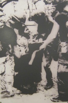 Der Vater ist verhaftet
                              und die Tochter schreit, die NATO-Soldaten
                              sollen ihn nicht t�ten: "T�tet meinen
                              Vater nicht".