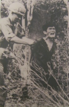 Die
                                Folter an Bauern machte den
                                NATO-Soldaten immer wieder besonderen
                                "Spass": Ein Bauer wird zum
                                Folteropfer (Provinz Bac Lieu)