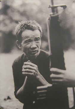 Die Verh�re der NATO
                              in Vietnam waren meistens mit Folter
                              verbunden: Ein vietnamesischer Zivilist
                              wird von einem Soldaten der 101.
                              Luftlandestreitkr�fte-Division w�hrend
                              einer "Suche und
                              zerst�re"-Operation befragt -
                              Fr�hjahr 1968.