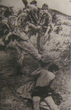 Vietnamkrieg: Die
                                      kriminelle NATO foltert einen
                                      Bauern 02