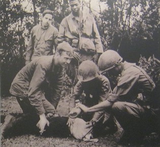 Vietnamkrieg: Die
                                      kriminelle NATO folter einen
                                      Bauern 03 mit einer Wasserfolter
                                      mit einem Lappen �ber dem Gesicht:
                                      "Sie entscheiden sich f�r
                                      eine Wasserfolter. Es wird ein
                                      Lappen �ber das Gesicht des Opfers
                                      gelegt und Wasser
                                      daraufgesch�ttet, so dass die
                                      Atmung unm�glich wird." Das
                                      sind Mitglieder der 1.
                                      Luftlandedivision, die da an einem
                                      Gefangenen eine Wasserfolter
                                      ausf�hren (ein kleines water
                                      boarding).