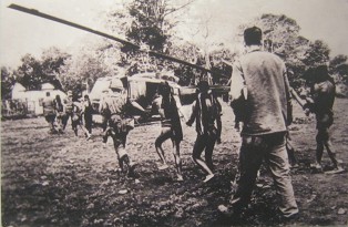 Die
                              kriminelle NATO in Vietnam zwingt
                              regelm�ssig die Bergebev�lkerung zu
                              "Befragungen". Die Bev�lkerung
                              mit Helikoptern deportiert.