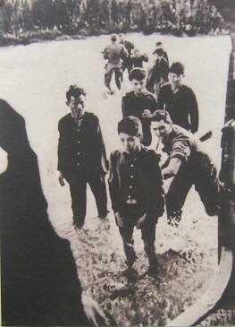 "Verd�chtige",
                              vietnamesische Personen werden in einen
                              NATO-Helikopter gezwungen