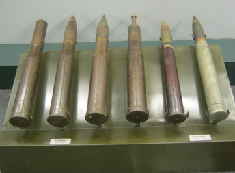 Vietnamkrieg:
                              Bombenprojektile 90mm und 76mm