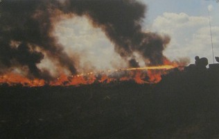 Die kriminelle NATO
                                zerst�rte in Vietnam ganze D�rfer, hier
                                das Dorf Ben Suc 02: Hier soll eine
                                "freie Zone" entstehen:
                                "US"-Soldaten der 4.
                                Luftlandeeinheit, 1. Infanteriedivision,
                                brennen das Dorf Ben Suc ab und
                                zerst�ren es bis auf die Grundmauern.
                                Auch der Urwald rundrum wird zerst�rt
                                (Provinz Binh Duong). "Von nun an
                                wird alles, was sich in dieser Gegend
                                bewegt, automatisch als Vietcong (VC)
                                betrachtet, bombardiert oder
                                abgeschossen", erkl�rte einer der
                                Baggerfahrer.