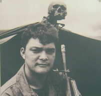 Ein "US"-Soldat der
                              kriminellen NATO posiert mit einem Sch�del
                              eines Vietnamsoldaten: Ein
                              "amerikanischer" Soldat mit dem
                              Sch�del eines vietnamesischen Patrioten