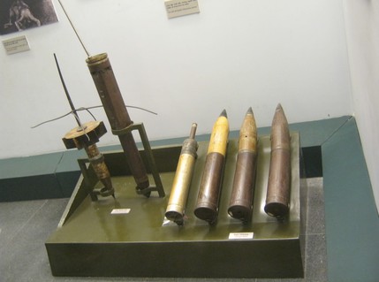 Seismischer
                              Spionagedetektor: Per Luftfracht kam
                              dieser seismische Spionagedetektor
                              (ADSID)- und Bombenprojektile 105mm