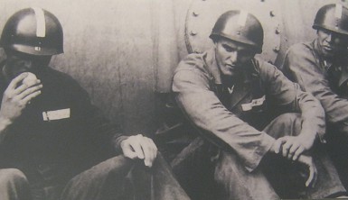 Bob Kerrey
                                  (Mitte) in S�dvietnam 1965: Bob Kerrey
                                  (Mitte) 1965 in S�dvietnam