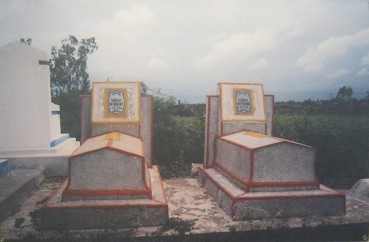 Thanh-Phong-Massaker: Die Gr�ber
                                  von Bui Van Vat und Luu Thi Canh: Die
                                  Gr�ber von Herrn Bui Van Vat und Frau
                                  Luu Thi Canh