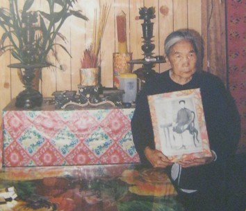 Frau Bui Thi
                                  Nhi - die Tochter von Herrn Bui Van
                                  Vat und Frau Luu Thi Canh, die Opfer
                                  des Massakers von Thanh Phong wurden