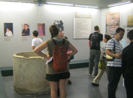 Das Abflussrohr, worin
                                  sich die drei Kinder von Thanh Phong
                                  versteckt hatten und am 25. Februar
                                  1969 von NATO-Soldaten grundlos
                                  ermordet wurden