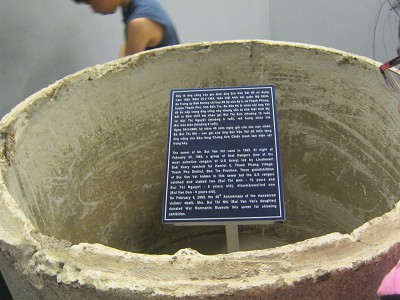 Das
                                  Abflussrohr, worin sich die drei
                                  Kinder von Thanh Phong versteckt
                                  hatten und am 25. Februar 1969 von
                                  NATO-Soldaten grundlos ermordet
                                  wurden, Nahaufnahme