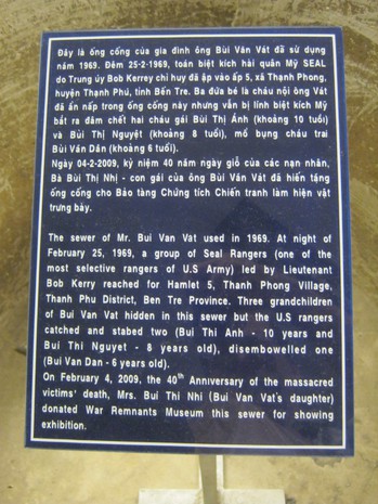 Die Beschreibung des
                                  Abflussrohrs, worin sich die drei
                                  Kinder von Thanh Phong versteckt
                                  hatten und am 25. Februar 1969 von
                                  NATO-Soldaten grundlos ermordet
                                  wurden