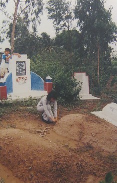 Massaker von Thanh
                                              Phong von 1969: Die Gr�ber
                                              von Frau Vo Thi Tro und
                                              Frau Bui Thi Kim Phuon