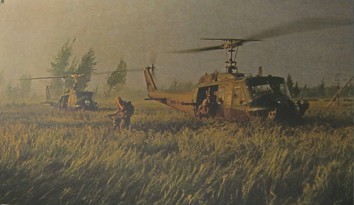 Helikopter der kriminellen NATO
                                bringen die NATO-Soldaten in die Region
                                My Lai: Sie rennen sogleich in Deckung.
                                Das sind M�nner der Kompanie C, die mit
                                Helikoptern hertransportiert wurde, um
                                My Lai (Son My) anzugreifen.