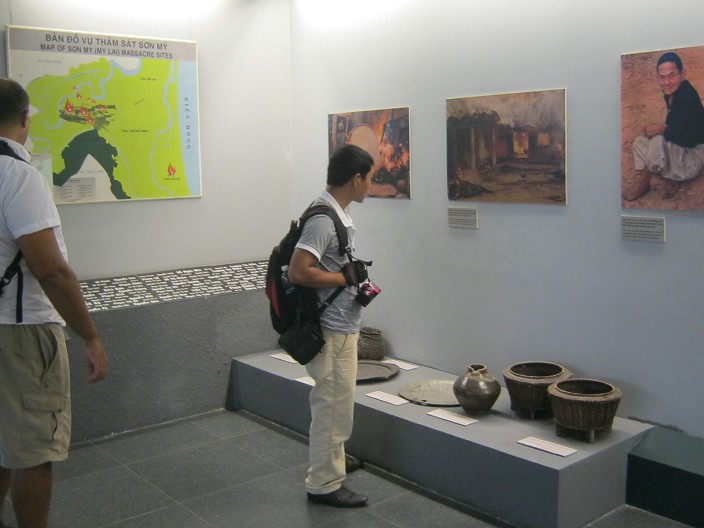 Fotoecke
                              mit Karte, Fotos und Keramik vom
                              My-Lai-Massaker