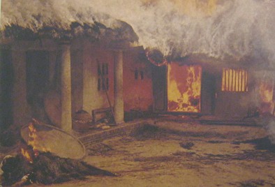 My-Lai-Massaker: H�user brennen
                                  und ein zuckender Toter