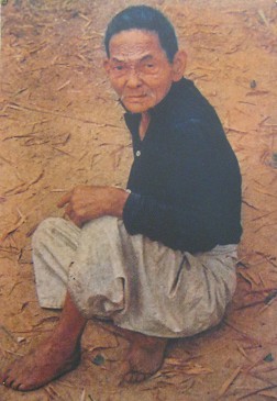 My-Lai-Massaker: Ein Alter kann
                                    kaum laufen - dann h�rt man zwei
                                    Gewehrsch�sse: "Dieser Mann war
                                    alt und zitterte, so dass er kaum
                                    laufen konnte. Er sah so aus, als ob
                                    er weinen wollte. Als ich ihn
                                    verliess, h�rte ich dann zwei
                                    Gewehrsch�sse."