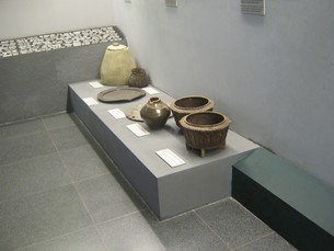 Keramikt�pfe aus Son My (My
                                  Lai)