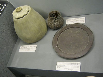 Keramik aus Son My (My Lai)
                                      01: Terra-Cotta-Reiskrug,
                                      Bambuskorb mit Fisch und
                                      Kupfertablett