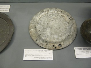 Keramik aus Son
                                My (My Lai) 02: Aluminiumtablett