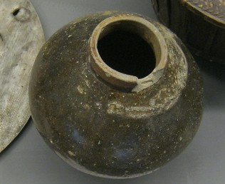 Keramik aus Son My (My Lai) 03:
                                    Topf mit Fischsosse