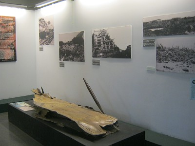 Fotoecke mit einem
                              Wrackteil eines B52-Bombers