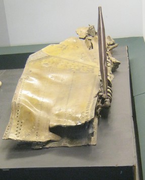 Fotoecke mit
                              einem Wrackteil eines B52-Bombers,
                              Hochkant