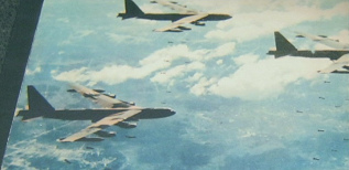 B52-Bomber der
                                              kriminellen Pentagon-NATO
                                              fliegen im Rudel und
                                              werfen ihre Bomben ab