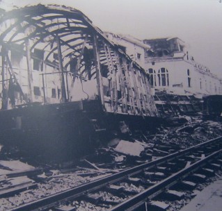 Hanoi, der
                              bombardierte Bahnhof Hang Co, 21. Dezember
                              1971: Der Zentralbahnhof Hang Co in Hanoi
                              nach dem "US"-Bombenangriff vom
                              21. Dezember 1972