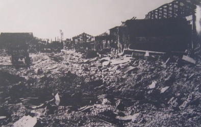 Die kriminelle NATO
                              bombardierte in Hanoi eine Kachelfabrik,
                              22.12.1971: Bomben von einem B52-Bomber
                              zerst�rten diese Kachelfabrik in Hanoi -
                              Nam Thang Boden.