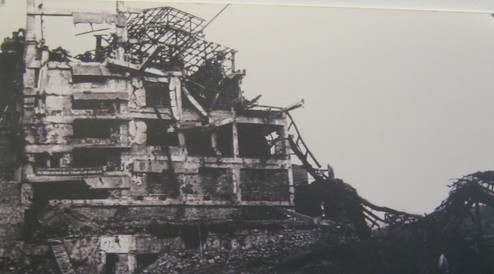 Die kriminelle Pentagon-NATO
                              bombardierte am 16.8.1968 in Nordvietnam
                              das Elektrizit�tswerk Uong Bi:
                              "US"-Flugzeuge zerst�rten am 16.
                              August 1968 das Elektrizit�tswerk Uong
                              Bi.