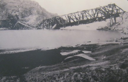 Die
                                            kriminelle Pentagon-NATO
                                            bombardierte 1967 die
                                            Ham-Rong-Br�cke in Thanh
                                            Hoa