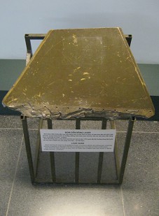 Ein leerer Tisch ohne Laserbombe