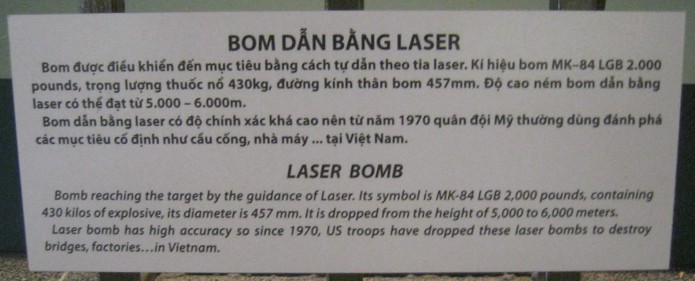 Ein leerer Tisch ohne
                                Laserbombe - Text