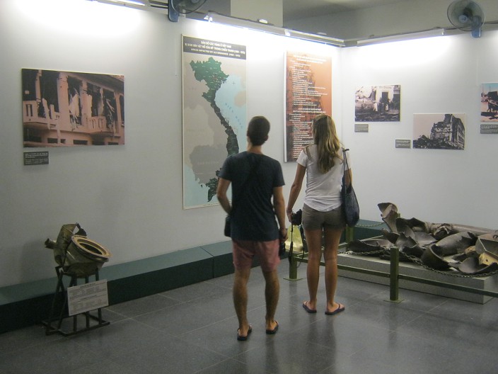 Fotoecke mit
                              "US"-Bombardierungen von
                              Vietnam