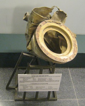 Wrackteil einer
                                    Treibstoffleitung eines B52-Bombers