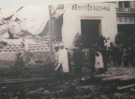 Die kriminelle Pentagon-NATO
                              zerst�rte in Hanoi am 22. Dezember 1972
                              das Spital Bach Mai durch ein
                              Fl�chenbombardement mit B52-Bombern