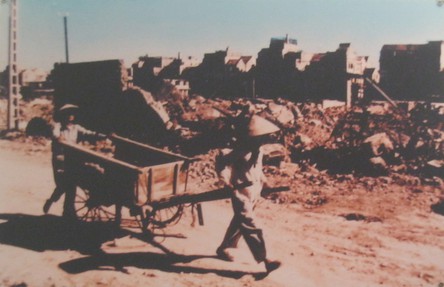 Ha Ly (Stadtteil der
                                    nordvietnamesischen Hafenstadt
                                    Haiphong) wurde von der kriminellen
                                    Pentagon-NATO ab 29. Juli 1972 3
                                    Tage lang bombardiert: Die dicht
                                    besiedelte Gegend Ha Ly in Hai
                                    Phong, wurde ab 29. Juli 1973 3 Tage
                                    lang hintereinander bombardiert.