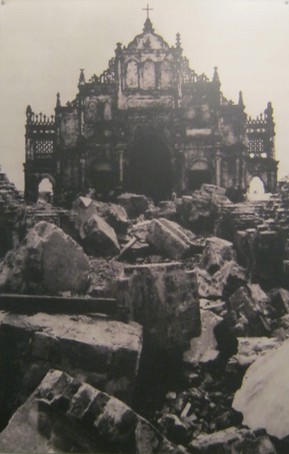 Die kriminelle Pentagon-NATO
                                  bombardierte im September 1972 im
                                  Rahmen der Operaiton Linebacker in
                                  Phat Diem eine katholische Kirche