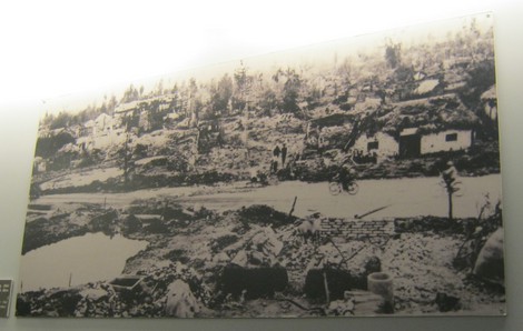 Die kriminelle
                                        Pentagon-NATO bombardierte am
                                        21. Dezember 1972 den Stadtteil
                                        An Duong der Hafenstadt
                                        Haiphong