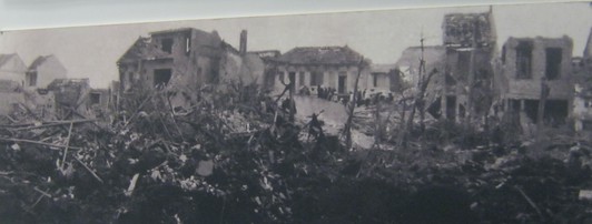 Die
                                kriminelle Pentagon-NATO bombardierte
                                den Stadtteil Kham Thien in Hanoi mit
                                B52-Bombern: Kham Thien ist ein
                                Wohngebiet in Hanoi mit der h�chsten
                                Bev�lkerungsdichte. Die Bombardierung
                                wurde mit B-52-Bombern mit
                                kilometerlangem Fl�chenbombardements
                                durchgef�hrt. Die Luftangriffe
                                zerst�rten 2265 H�user und provozierten
                                287 Tote sowie 290 Verletzte.