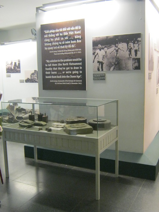 Text und Vitrine mit Minen
                              - und Bombardierung mit Napalmbomben in
                              Phan Thi Kim Phuc