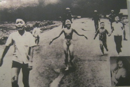 Trảng B�ng
                                                wurde 1972 mit
                                                Napalmbomben bombardiert
                                                - eines der Opfer war
                                                Phan Thi Kim Phuc, die
                                                nackt floh, um nicht
                                                ganz verbrannt zu
                                                werden